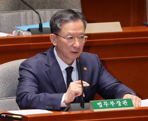 정성호 법무부 장관이 12일 국회에서 열린 예산결산특별위원회 전체회의에 출석해 대장동 사건 항소 포기 관련 질의에 답하고 있다. 연합뉴스