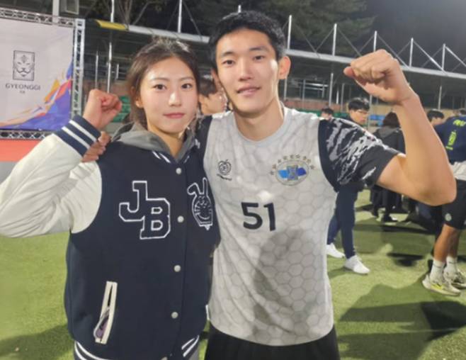 전 축구선수 송종국과 배우 박연수의 아들이 고등부 축구대회에서 우승컵을 들어올렸다. /사진=박연수 인스타그램 캡처