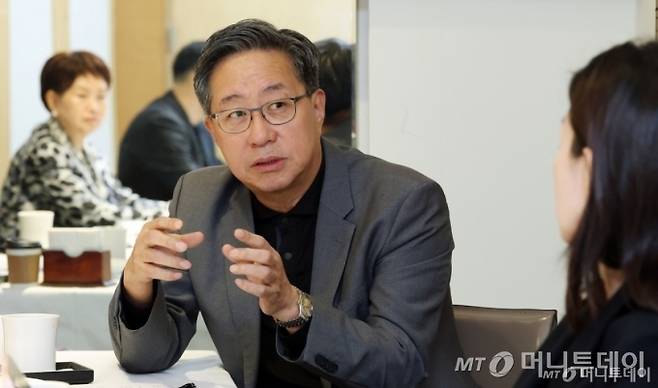 글로벌코리아인사이츠(이사장 백용호 머니투데이 상임고문) 고문단이 지난 10일 서울 중구 '컨퍼런스하우스 달개비'에서 첫 좌담회에서 전하진 전 한글과컴퓨터 대표가 박선영 동국대 교수(GK인사이츠 이사)의 질문에 답하고 있다. /사진=김창현