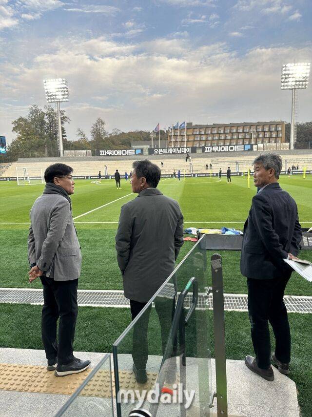 정몽규 대한축구협회(KFA)장이 천안축구종합센터에 방문해 팬 오픈 트레이닝을 지켜보고 있다./천안축구종합센터=노찬혁 기자