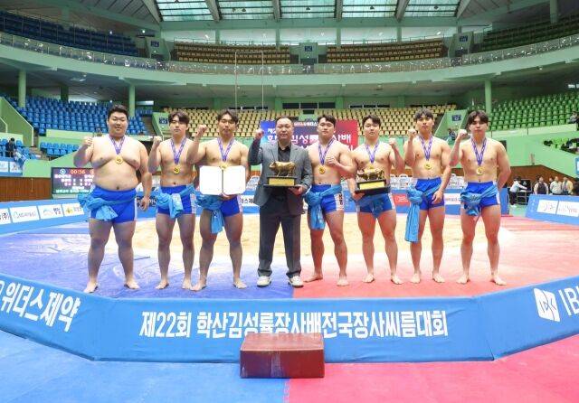 12일 경상남도 창원특례시 마산실내체육관에서 열린 ‘제22회 학산김성률장사배전국장사씨름대회' 대학부 단체전 우승을 차지한 동아대학교(부산광역시)가 하성우 감독(왼쪽에서 네번째)과 함께 기념사진을 찍고 있다./대한씨름협회