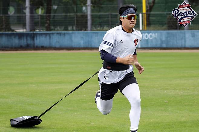 마무리 캠프에서 15㎏ 상당의 흙주머니를 차고 러닝 훈련을 소화하는 두산 투수진. (사진=두산 제공). 2025.11.10. *재판매 및 DB 금지