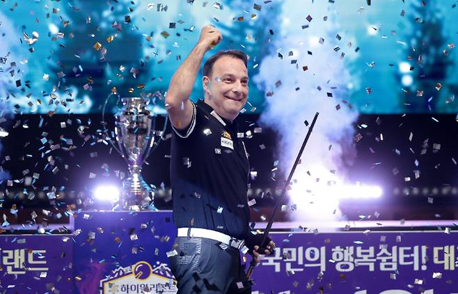 산체스가 11일 강원도 정선군 하이원리조트 그랜드호텔 컨벤션홀에서 열린 시즌 7차 투어 '국민의 행복쉼터 하이원리조트 PBA 챔피언십' 남자부 결승에서 승리한 뒤 세리머니하고 있다. PBA