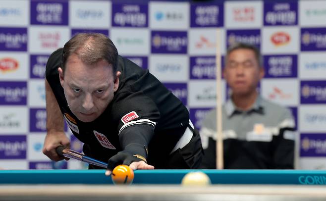 마민껌을 상대로 신중하게 샷을 구사하는 산체스. PBA