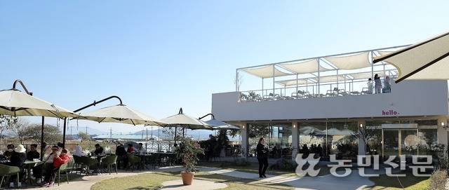 전북 부안에 있는 슬지제빵소 외관. 건물이 찐빵처럼 하얗다. 부안=김도웅 프리랜서 기자