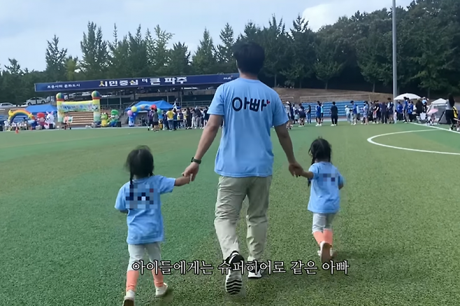 최근 유튜브를 시작한 ‘인연부부’ 남편이 교통사고 전 쌍둥이 딸과 손을 잡고 걸어가는 모습(사진 일부 모자이크 처리함). 유튜브 채널 ‘인연부부’ 캡처