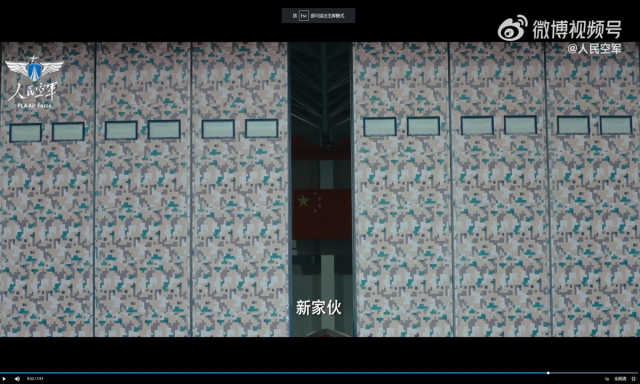 중국 공군 창군 76주년 기념 단편영화 ‘위안멍(遠夢·머나먼 꿈)’ 예고편에서 신형 스텔스 드론으로 추정되는 기체가 격납고 문틈 사이로 등장하고 있다. 중국 인민해방군 SNS 계정 ‘중국군호’ 웨이보 캡처