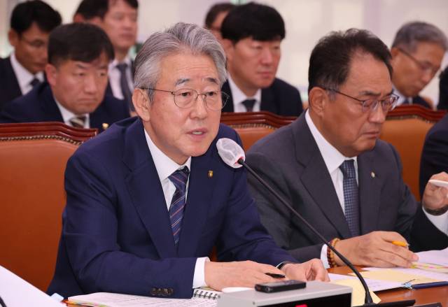 강호동(왼쪽) 농업협동조합중앙회 회장이 지난달 24일 국회 농림축산식품해양수산위원회에서 열린 국정감사에서 의원 질의에 답하고 있다. 연합뉴스