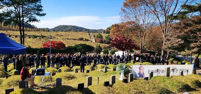 11일 오후 광주 망월동 민족민주열사 묘역에서 순천 시민운동가 고 장채열씨 하관식이 열리고 있다. ⓒ이갑성 전국농민회총연맹 부의장 제공