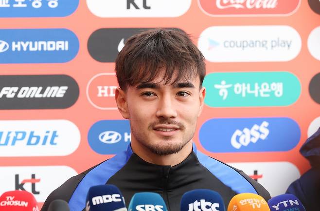 축구국가대표팀 미드필더 옌스 카스트로프가 11일 충남 천안 대한민국축구종합센터에서 열린 11월 대표팀 소집 훈련에 앞서 취재진과 인터뷰를 하고 있다. 카스트로프는 플레이 스타일을 유지하면서 퇴장을 줄이겠다고 다짐했다. 궁극적으론 대표팀 주전 자리를 따내는 게 목표다. 천안│뉴시스