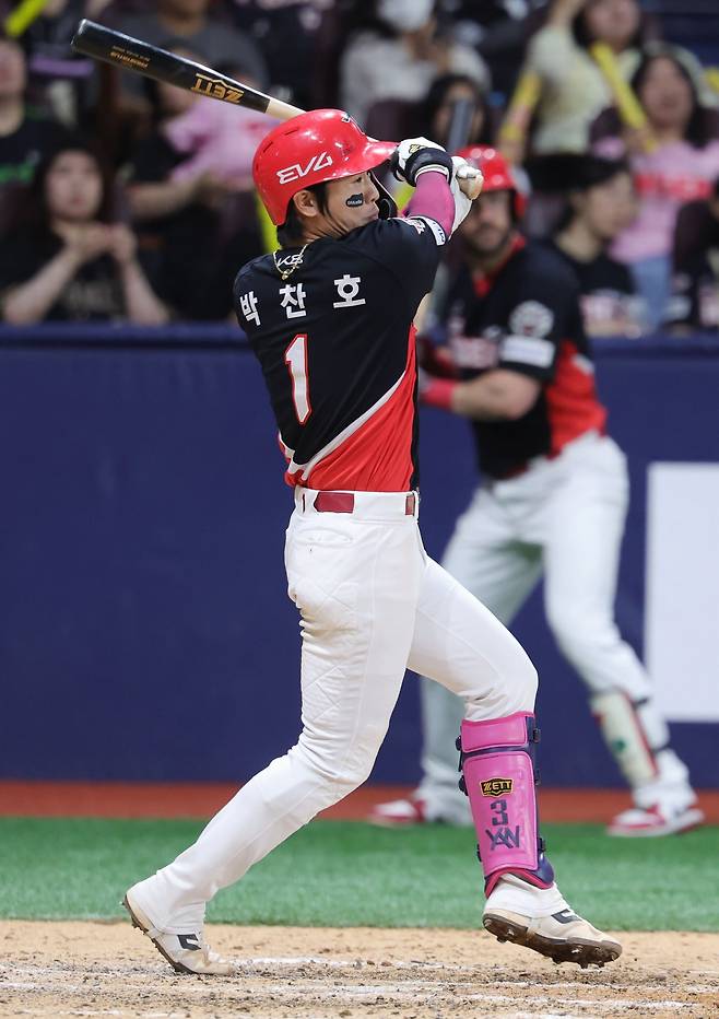 올해 골든글러브 유격수 부문은 NC 김주원(오른쪽), KIA 박찬호의 2파전으로 좁혀진 모양새다. 공격은 김주원, 수비는 박찬호의 우위라는 평가가 나오는 가운데 소속팀의 성적이 수상에 중요한 요소로 작용할 수 있다. KIA 박찬호. 뉴시스