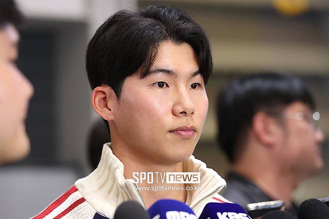 ▲ 메이저리그 진출 첫 해 월드시리즈 우승 반지와 함께 금의환향한 김혜성 ⓒ곽혜미 기자