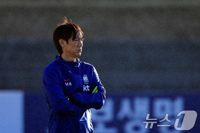 대한민국 축구 국가대표팀 홍명보 감독이 10일 충남 천안시 서북구 대한민국축구종합센터 하이브리드잔디 훈련장에서 훈련 진행에 앞서 생각에 잠겨 있다. /사진=뉴스1