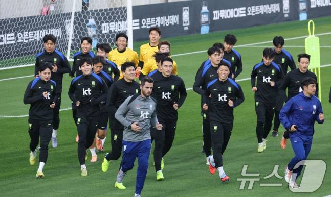 대한민국 축구 국가대표팀 선수들이 11일 충남 천안시 서북구 대한민국축구종합센터 훈련장에서 훈련을 하고 있다. /사진=뉴스1