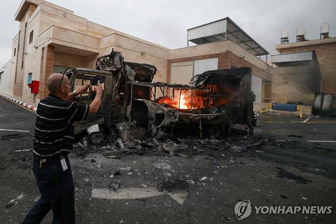 정착민 폭력에 불탄 자동차 (베이트리드 AFP=연합뉴스) 11일(현지시간) 요르단강 서안 베이트리드 마을에 침입한 유대인 정착민들이 자동차에 불을 지르는 등 폭력행위를 저질렀다. 2025.11.12 photo@yna.co.kr