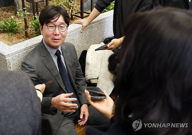 일본 출국에 앞서 인터뷰하는 류지현 감독 (서울=연합뉴스) 이동해 기자 = 일본 도쿄로 출국하는 류지현 한국야구대표팀 감독이 12일 서울 강서구 김포국제공항에서 취재진과 인터뷰하고 있다.
야구대표팀은 오는 15일과 16일 일본 도쿄돔에서 일본 대표팀과 평가전을 치를 예정이다. 2025.11.12 eastsea@yna.co.kr