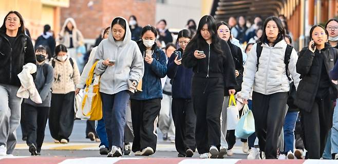 13일 오후 제주여자고등학교에서 수능을 마친 수험생들이 정문을 나서고 있다. (고봉수 기자)