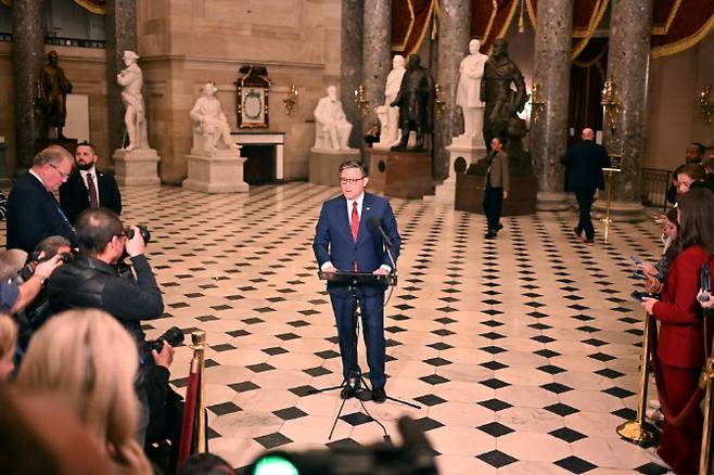 12일(현지시간) 미 하원에서 셧다운(일시적 업무 중지) 종료를 위한 표결이 끝난 후 마이크 존슨(공화·루이지애나) 하원의장이 기자들과 질의응답을 진행하고 있다.(사진=AFP)