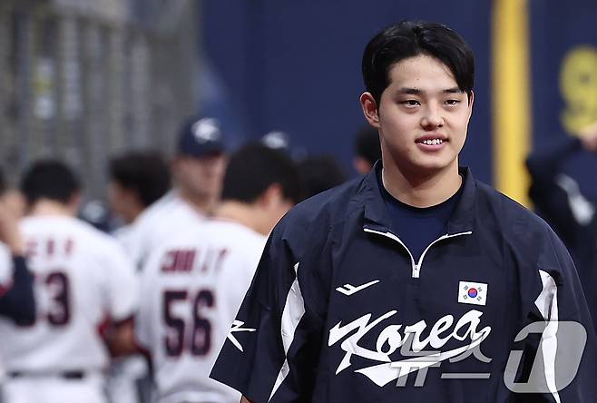 야구대표팀 문동주가 7일 서울 고척스카이돔에서 수비훈련을 하고 있다. 류지현 감독이 이끄는 대표팀은 오는 15,16일에 일본과의 평가전 경기를 치를 예정이다. 2025.11.7/뉴스1 ⓒ News1 김성진 기자