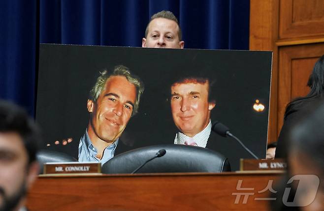 지난 2024년 1월 10일 미국 민주당 소속의 제러드 모스코위츠 하원의원이 하원 감독위원회 청문회에서 도널드 트럼프 미국 대통령과 억만장자 성범죄자였던 제프리 엡스타인이 함께 찍은 사진을 들고 있다. 2024.01.10 ⓒ 로이터=뉴스1 ⓒ News1 김지완 기자