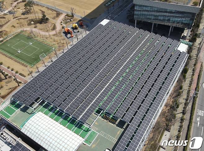 주차장에 설치한 태양광 발전소. ⓒ News1