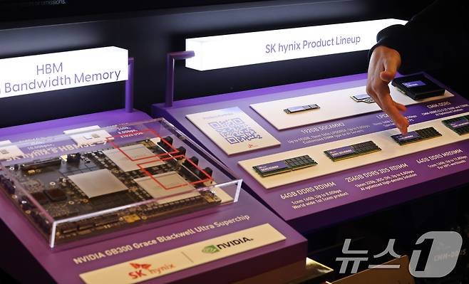 3일 서울 강남구 코엑스에서 열린 ‘SK AI서밋 2025’에서 관람객들이 SK하이닉스 제품 라인업을 살펴보고 있다. 2025.11.3/뉴스1 ⓒ News1 황기선 기자