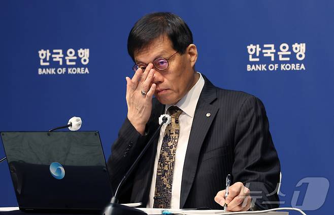 이창용 한국은행 총재가 23일 서울 중구 한국은행에서 열린 금융통화위원회 금리 결정에 대한 기자간담회에서 안경을 고쳐쓰고 있다. 2025.10.23/뉴스1 ⓒ News1 사진공동취재단