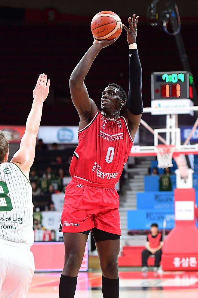 프로농구 정관장 오브라이언트가 13일 DB와 홈경기에서 슛을 쏘고 있다.(KBL 제공)