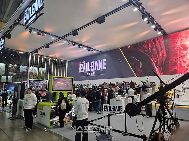 관람객들이 13일 부산 벡스코에서 열린 지스타 2025 행사장에 마련된 넷마블 부스에서 신작 ‘이블 베인’ 시연을 하고 있다. 벡스코 | 강윤식 기자 skywalker@sportsseoul.com