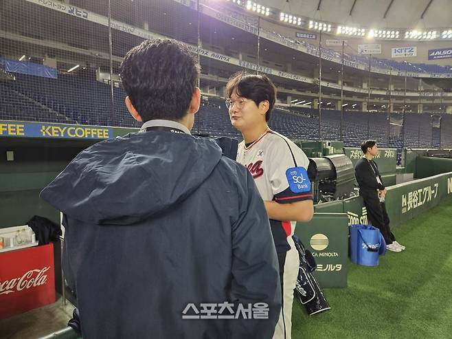 야구대표팀 김서현이 13일 일본 도쿄돔에서 열린 대표팀 훈련에서 일본 기자와 인터뷰를 하고 있다. 도쿄 | 김동영 기자 raining99@sportsseoul.com