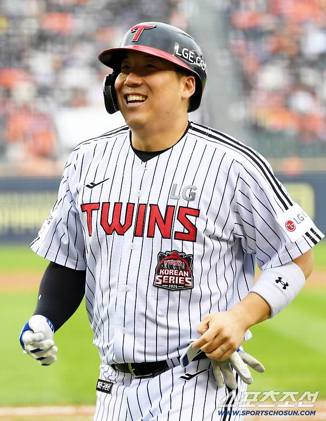 26일 잠실구장에서 열린 한국시리즈 1차전 LG 트윈스와 한화 이글스의 경기. 6회말 2사 1,2루 LG 김현수가 적시타를 날린 뒤 환호하고 있다. 잠실=박재만 기자 pjm@sportschosun.com/2025.10.26/