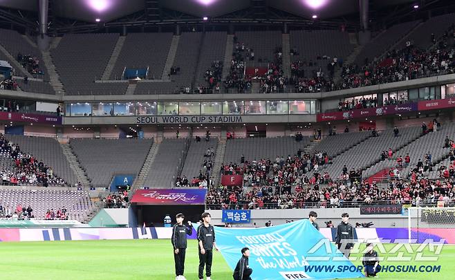 14일 서울월드컵경기장에서 열린 축구대표팀과 파라과이의 평가전. 관중석에 빈자리가 많이 보이는 서울월드컵경기장. 상암=송정헌 기자songs@sportschosun.com/2025.10.14/