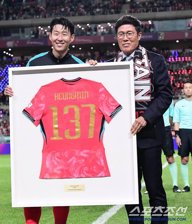 14일 서울월드컵경기장에서 열린 축구대표팀과 파라과이의 평가전. 경기 전 손흥민 A매치 최다 출전(137경기) 기념식이 열렸다. 차범근 감독의 축하를 받고 있는 손흥민. 상암=송정헌 기자songs@sportschosun.com/2025.10.14/