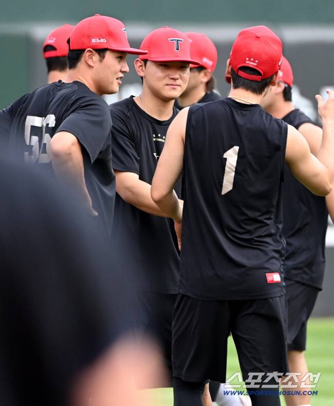 5일 부산 사직야구장에서 열린 KIA와 롯데의 경기, 김도영 오선우 박찬호가 워밍업을 하고 있다. 부산=허상욱 기자wook@sportschosun.com/2025.08.05/