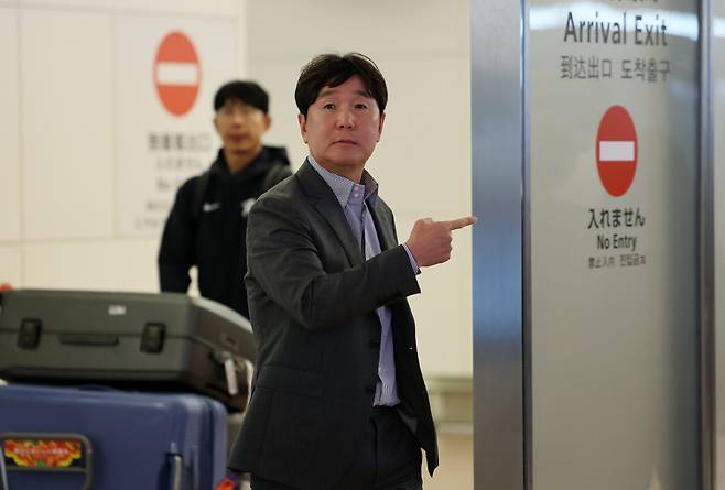 일본과의 평가전을 앞둔 류지현 한국야구대표팀 감독이 12일 도쿄 하네다공항에 도착했다. 연합뉴스