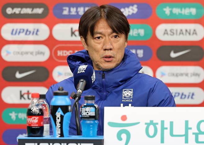 홍명보 감독 기자회견
(대전=연합뉴스) 김준범 기자 = 축구 국가대표팀 홍명보 감독이 볼리비아와의 A매치를 하루 앞둔 13일 오후 대전월드컵경기장에서 기자회견을 하고 있다. 2025.11.13
psykims@yna.co.kr
(끝)
<저작권자(c) 연합뉴스, 무단 전재-재배포, AI 학습 및 활용 금지>