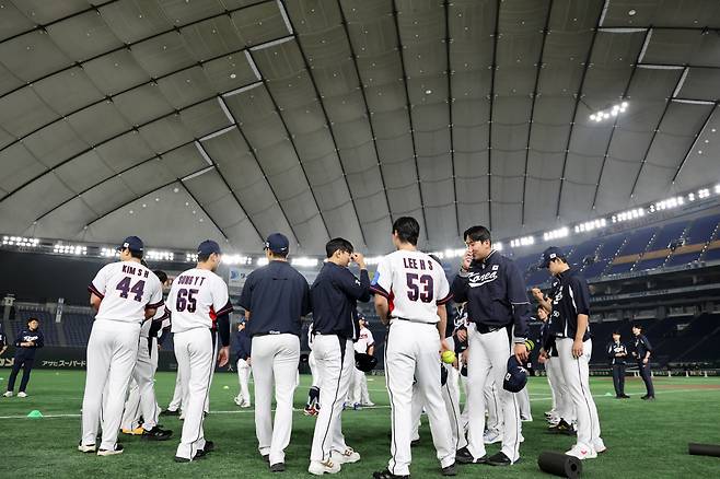 한국 야구대표팀 선수들이 13일 일본 도쿄돔에서 이동하고 있다. 연합뉴스