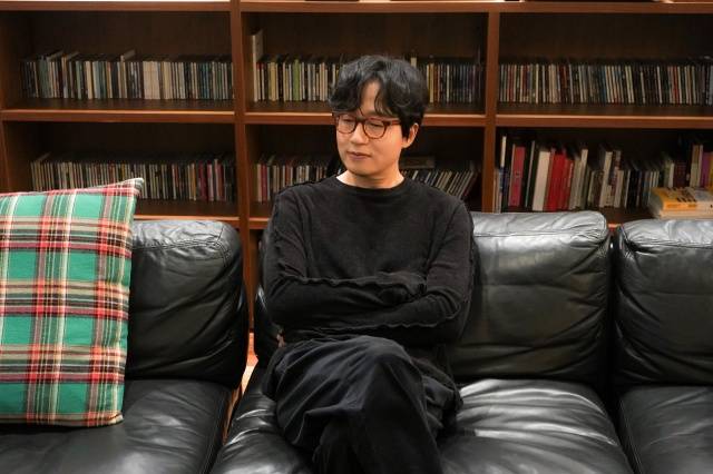 루시드폴은 '또 다른 곳'을 디스토피아지만 어쩌면 더 좋은 곳으로 갈 수 있지 않을까라는 생각으로 먼 곳을 바라보며 웃음을 짓는 음악가의 이야기라고 설명했다./안테나