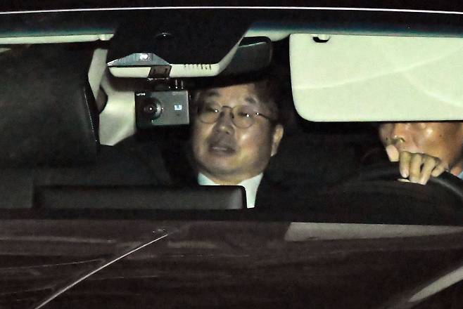 '대장동 사건' 항소 포기 여파로 사의를 표명한 노만석 검찰총장 직무대행이 12일 서울 서초구 대검찰청에서 퇴근하고 있다. /뉴스1