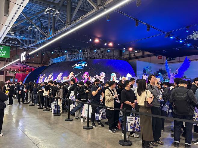 13일 부산 해운대구 벡스코(BEXCO)에서 열린 ‘지스타 2025’ 전시장 내 엔씨소프트 부스 현장. /김수정 기자