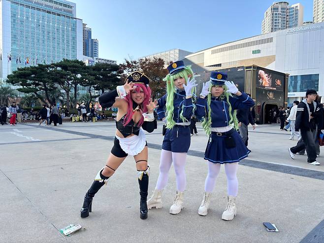13일 부산 해운대구 벡스코(BEXCO)에서 열린 ‘지스타 2025’ 현장. 벡스코 야외광장에 코스플레이어들이 포즈를 취하고 있다./김수정 기자