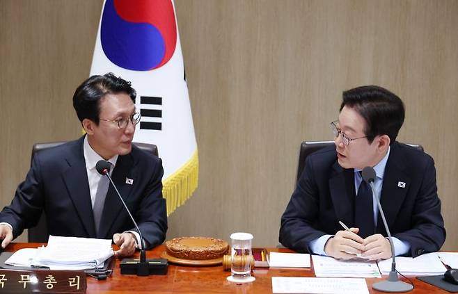 이재명 대통령과 김민석 국무총리가 지난 11일 용산 대통령실에서 열린 국무회의에서 회의 공개 범위에 대해 조율하고 있다. ⓒ연합뉴스
