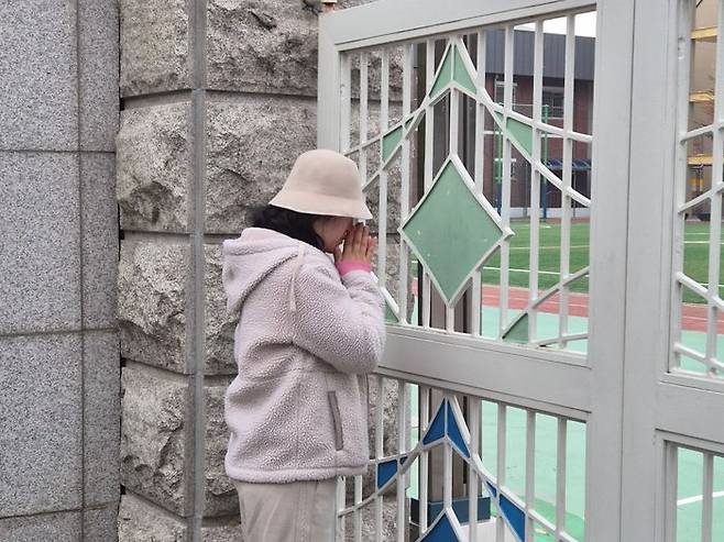 13일 오전 수험생들의 시험장 입실이 마감된 가운데 한 학부모가 교문 앞에서 간절히 기도를 하고 있다.ⓒ데일리안 허찬영 기자