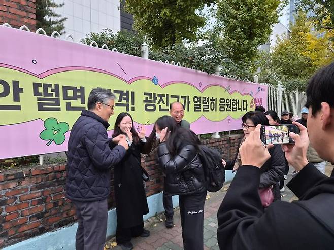 수험생들의 긴장을 풀어주기 위해 밝게 인사를 나누고 있다.ⓒ데일리안 허찬영 기자