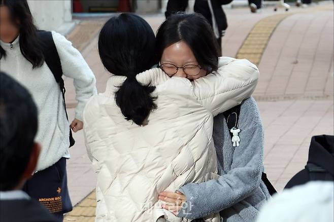 2026학년도 대학수학능력시험(수능시험)이 종료된 13일 오후 서울 영등포구 여의도여고 앞에서 시험을 마친 수험생이 학부모와 포옹을 하고 있다.ⓒ데일리안 홍금표 기자
