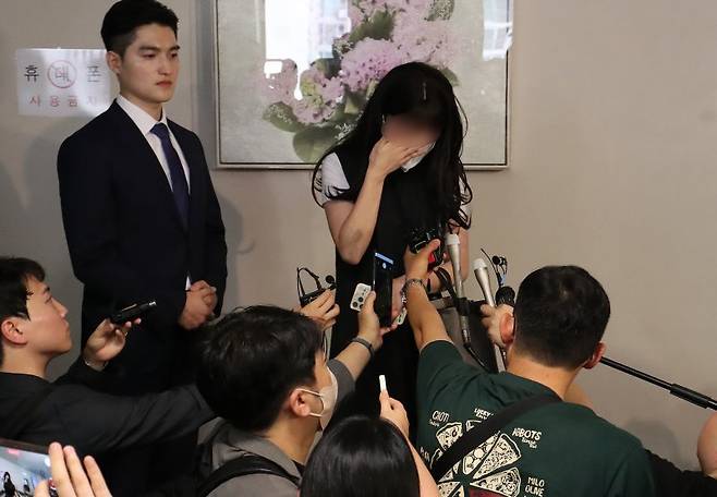 지난 2023년 6월 '부산 돌려차기' 사건 2심 공판이 끝난 뒤 피해자가 심경을 밝히고 있다. /사진=뉴스1