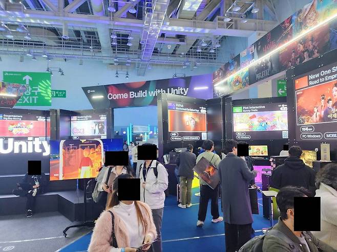 유니티 부스를 방문한 관람객들