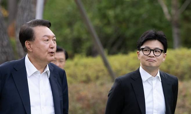 2024년 10월21일 윤석열 대통령이 서울 용산 대통령실 잔디밭에서 한동훈 국민의힘 대표와 이야기를 나누고 있다. 두 사람은 검사로 일하다가 곧바로 정치에 뛰어들어 검찰 정권을 만들어냈다. 대통령실 제공
