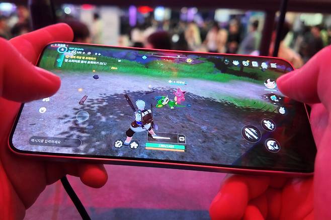 팰은 전투에서 무기로 때려서 잡아야 한다. 팰의 귀여운 외형 때문에 다소 당혹스러운 기분이 든다. 채반석 기자