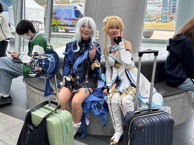 13일 부산 벡스코에서 열린 지스타 2025에 코스프레를 하고 찾은 관람객들. 채반석 기자